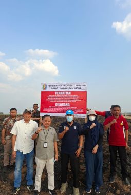DLH Provinsi Lampung Pasang Plang Peringatan di Lahan Tebu Terbakar MKSO Bunga Mayang, Lampung Utara